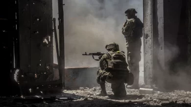 Photo of Russian forces withdraw from key city to flee Ukraine encirclement
