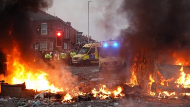 Photo of What’s behind the attacks on Muslims and migrants by far-right groups in the UK?